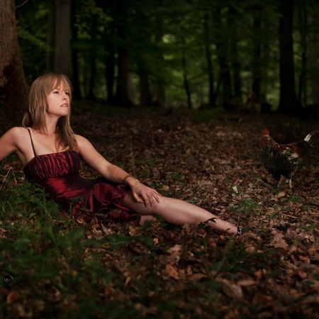 Portrait von Janine outdoor b/w bearbeitet für optische Dynamik.